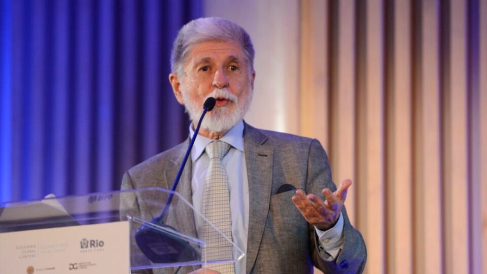 Celso Amorim compara tática dos EUA a negociar com arma na cabeça