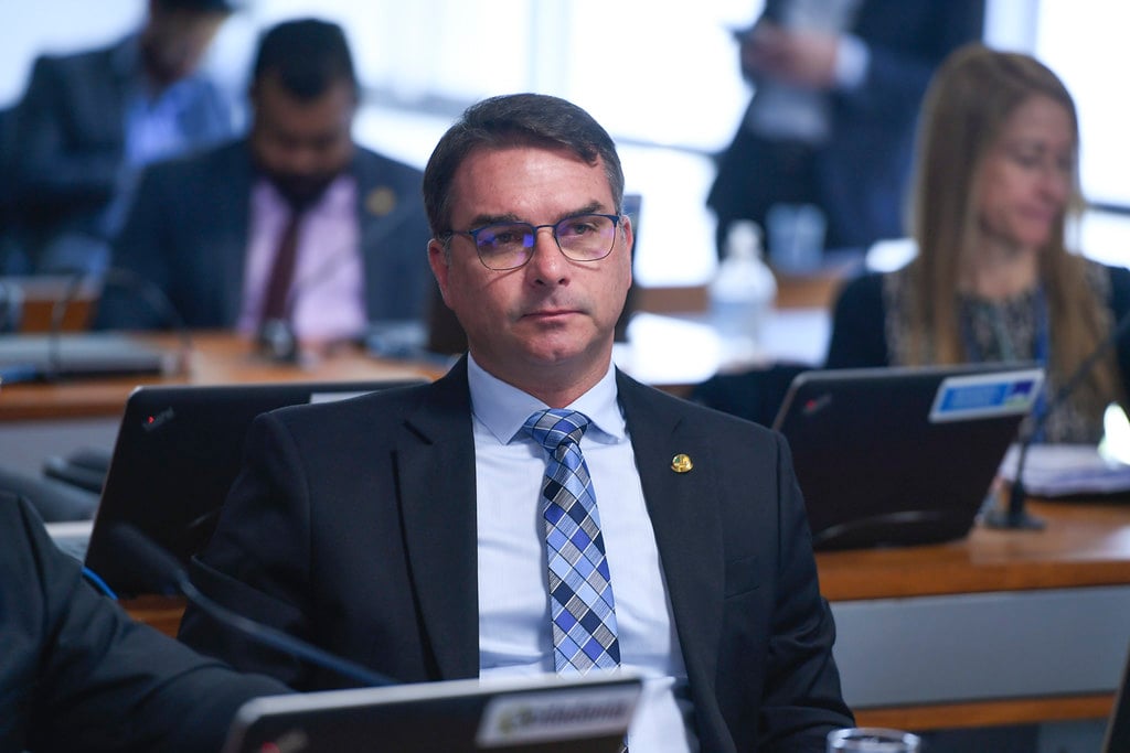 Flávio Bolsonaro reforça 'troca' de anistia a golpistas por fim do tarifaço de Trump – CartaCapital