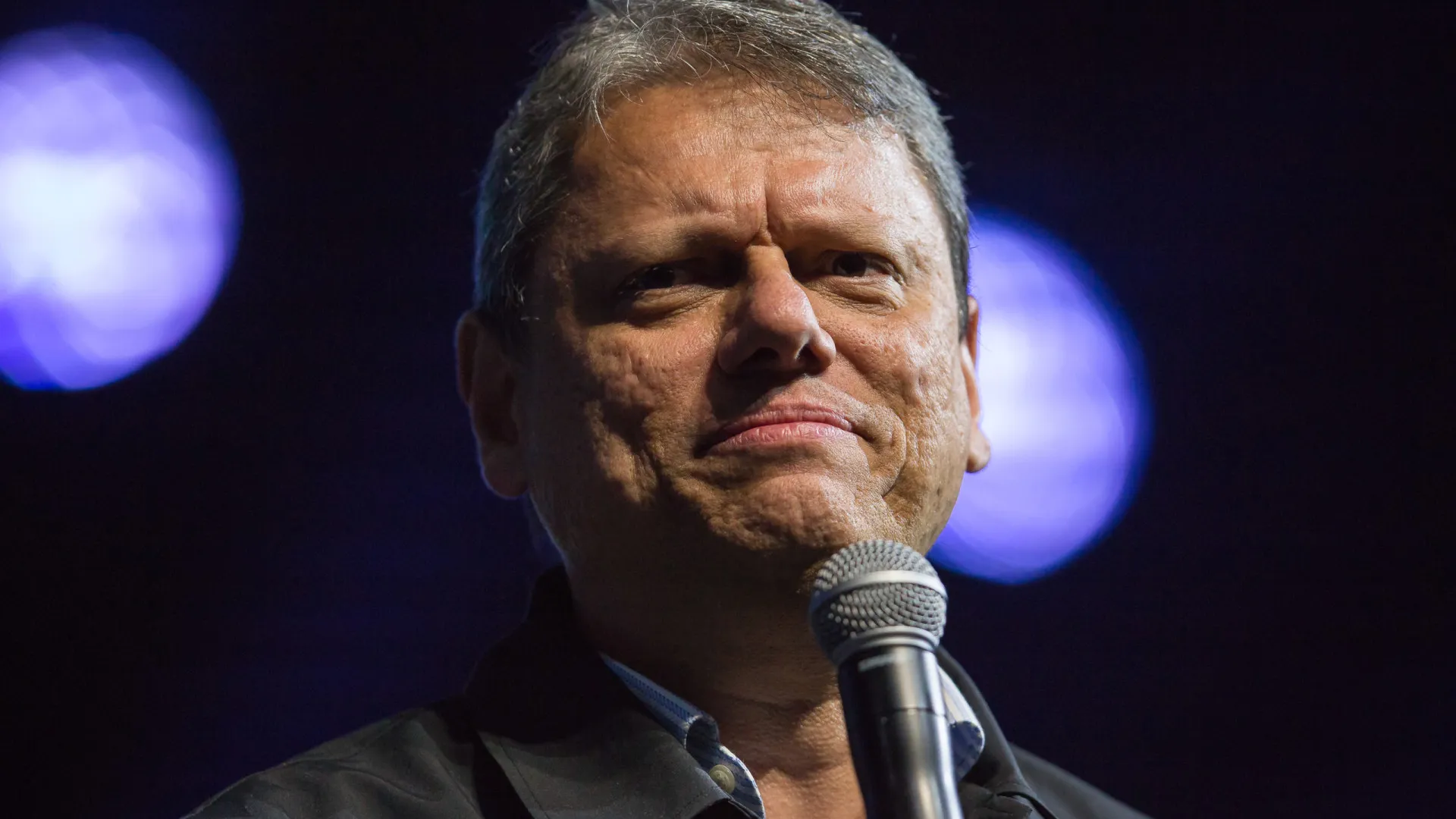 Tarcísio tenta herdar capital político de Bolsonaro após tornozeleira