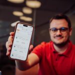 A grande inovação está na capacidade de combinar automaticamente trechos de ida e volta entre diferentes companhias aéreas, sempre priorizando o menor preço do mercado