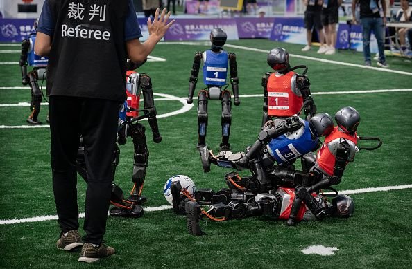 partida-de-futebol-entre-robos-humanoides