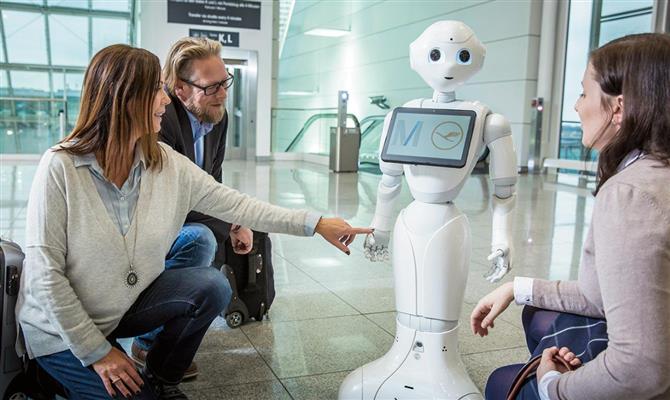 O robô da Lufthansa, Josie Pepper, atende os passageiros no aeroporto de Munique, na Alemanha
