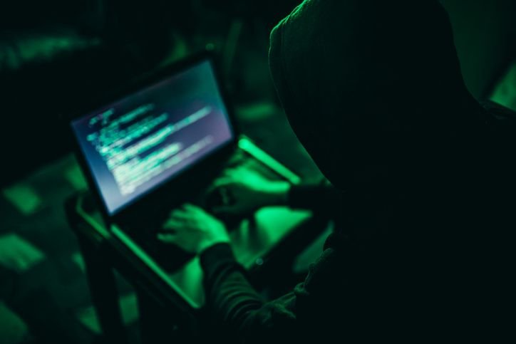 hacker-usando-notebook