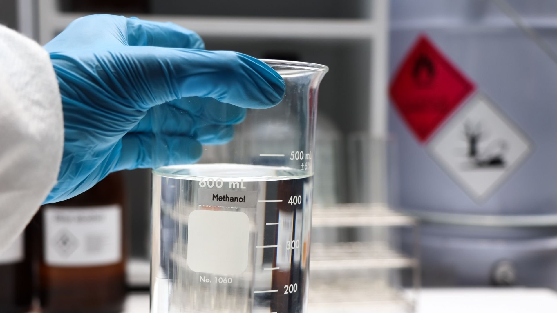 metanol-laboratório-vidro-cientista