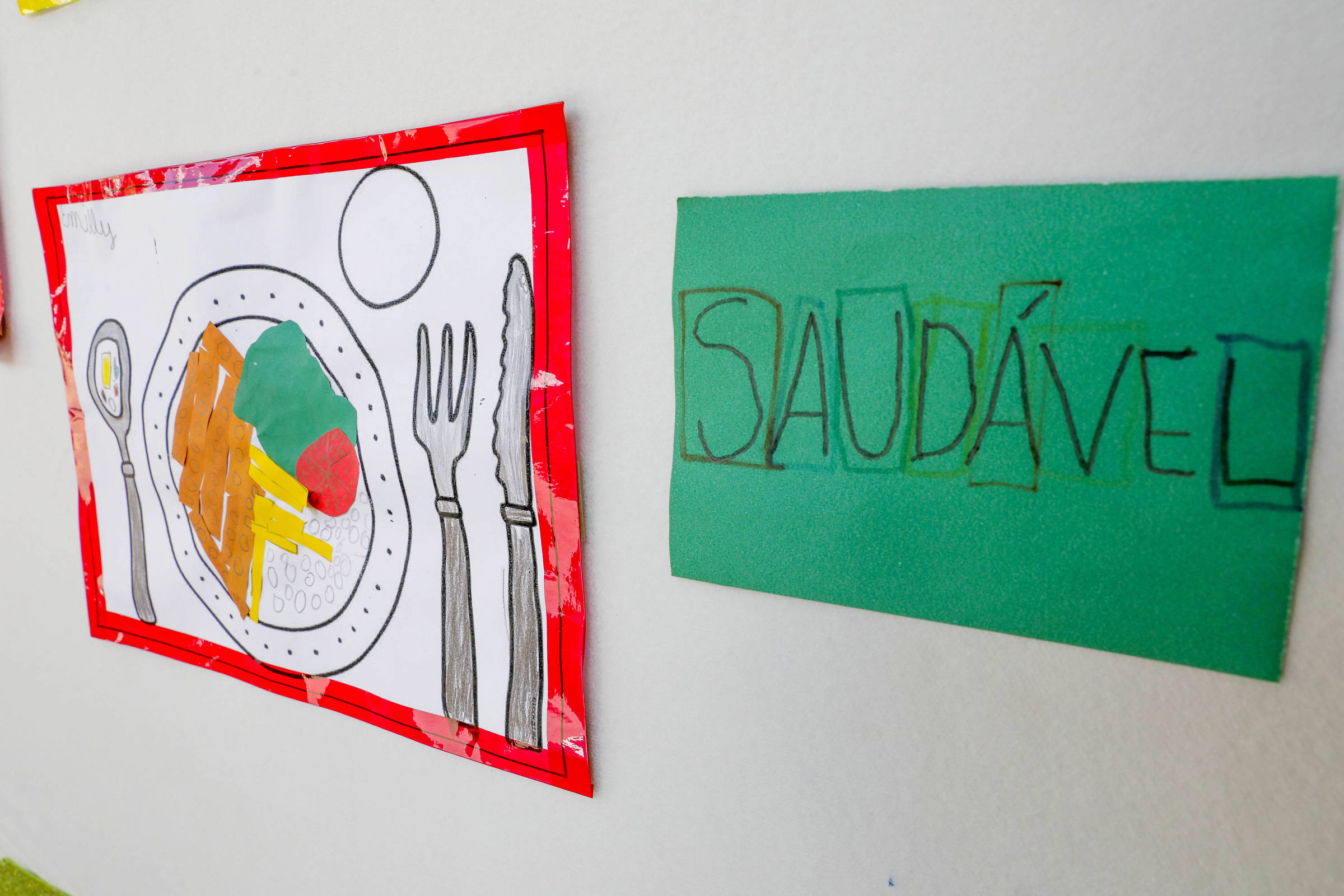 Desenho de prato de comida seguido pela palavra