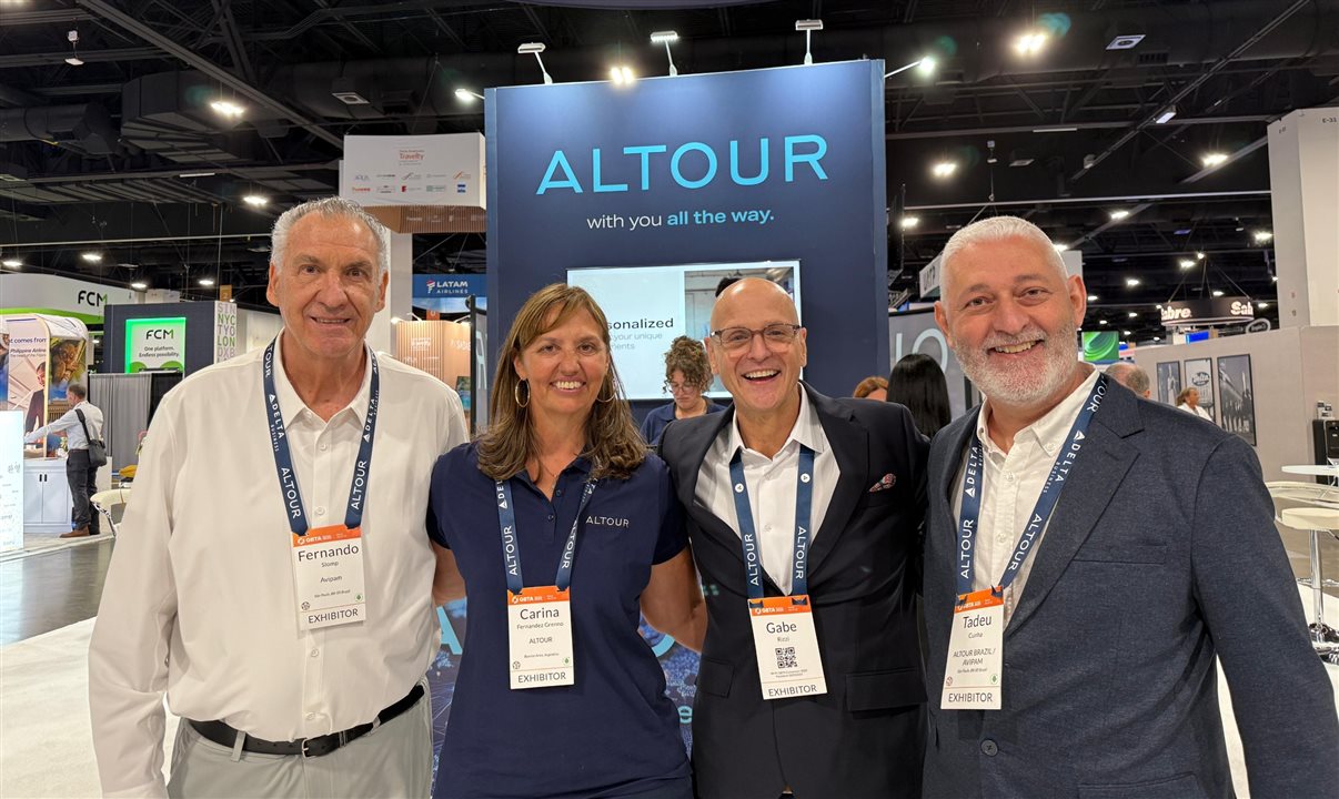 Carina Grenno e Gabe Rizzi, da Altour. entre Fernando Slomp e Tadeu Cunha, da AVIPAM