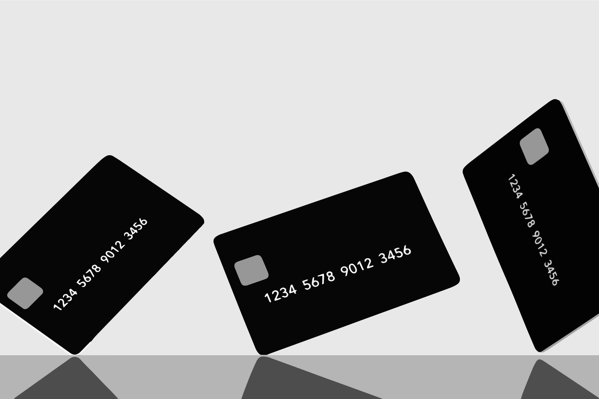 Seis cartões de crédito simulados genéricos são vistos refletidos em uma mesa brilhante