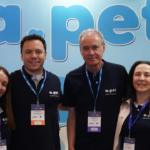CEO Luiz Gênova ao lado da equipe da APet Saúde, representando a gestão e o crescimento dos planos de saúde pet no Brasil.