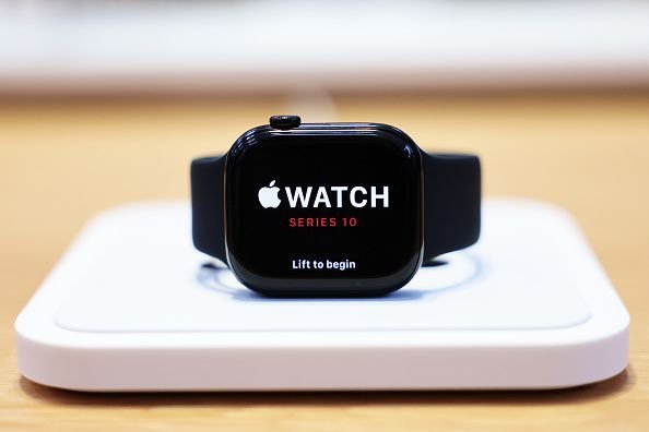 apple-watch-series-10-em-base-de-carregamento-com-tela-ligada-exibindo-mensagem-lift-to-begin