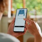 pessoa-pesquisando-roupas-para-comprar-no-celular