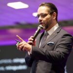 Palestrante Tucco apresenta o tema Suicídio Digital no Fórum Negócios, maior evento de empreendedorismo do Nordeste, discutindo reputação online e autoridade digital