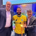 Duda Vasconcellos e Gervásio Tanabe, com o palestrante do encontro, Daniel Dias, atleta paralímpico e medalhista na natação