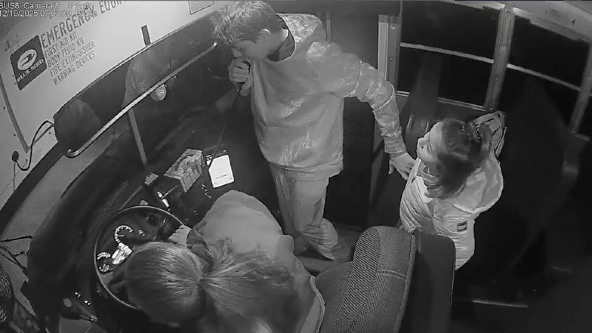 "Assustador": Irmãos ajudam motorista escolar durante emergência nos EUA