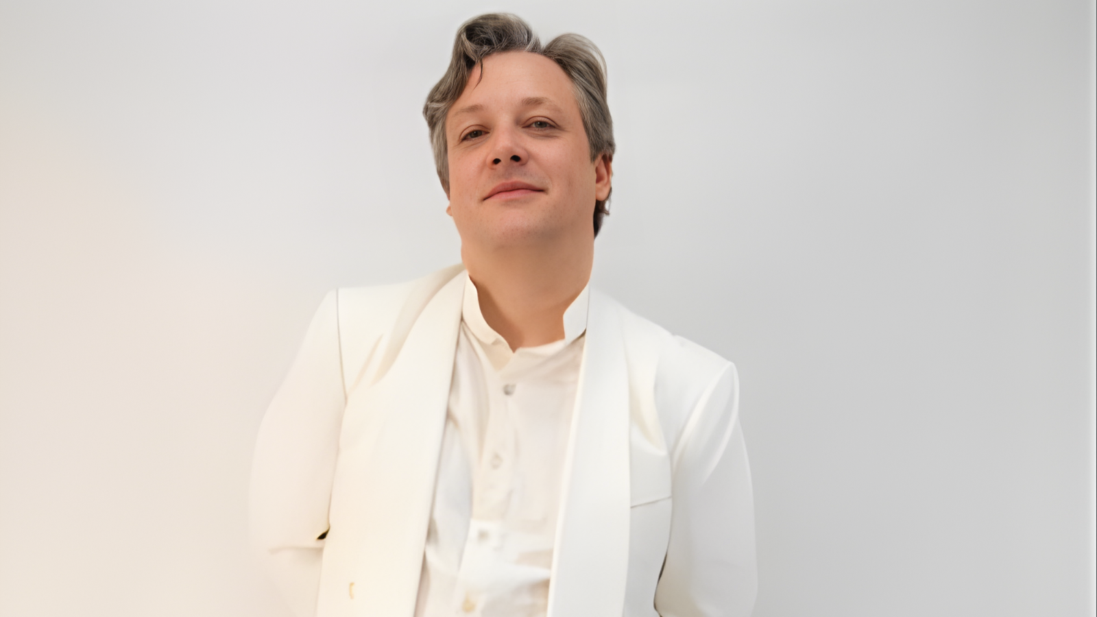 Felipe Menegat, tenor brasileiro de música erudita, durante apresentação de canto lírico.