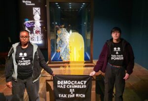 Polícia detém 4 por lançar alimentos contra vitrine que protege joias da coroa britânica – CartaCapital