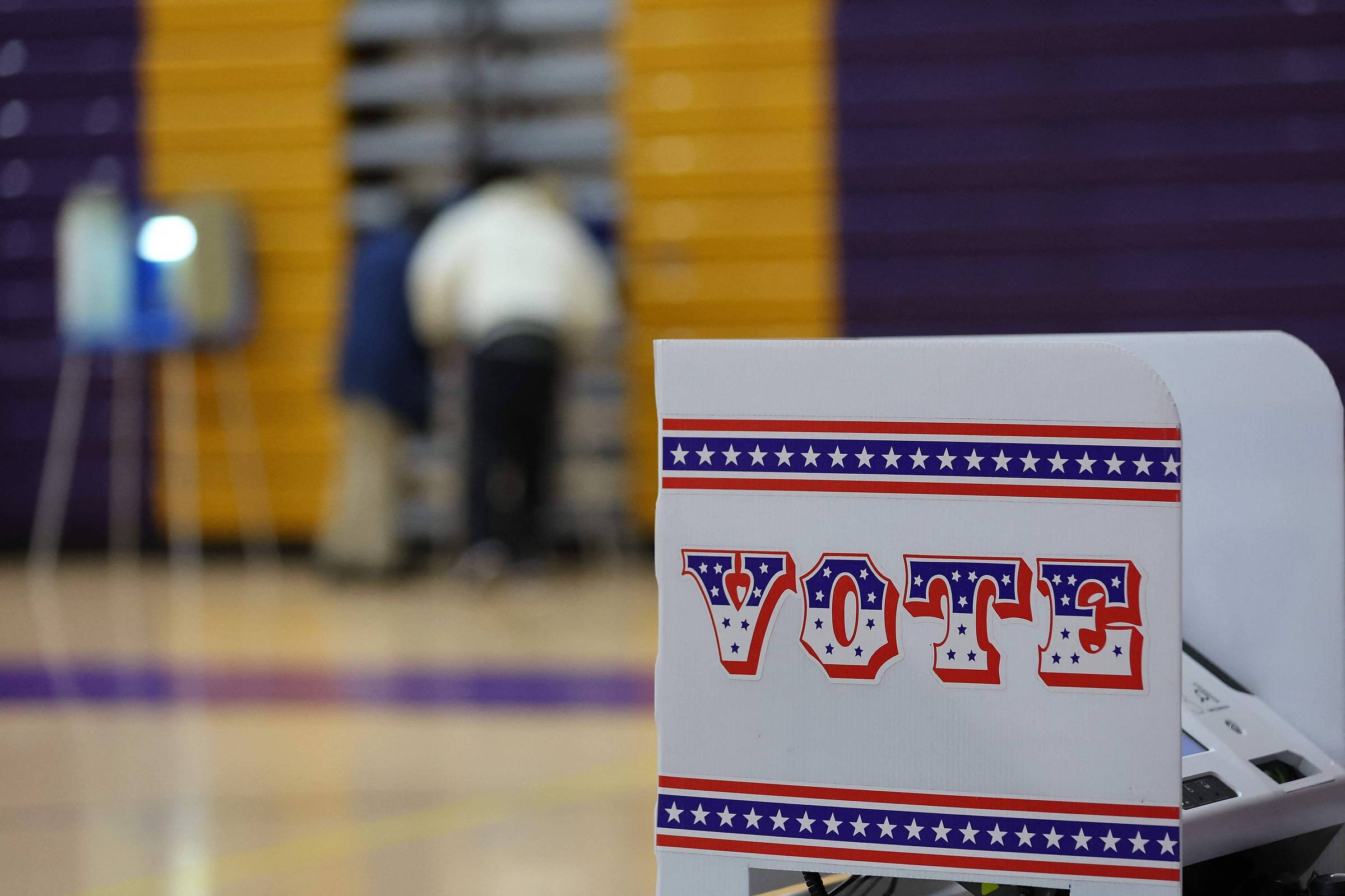 Urna de votação com a palavra