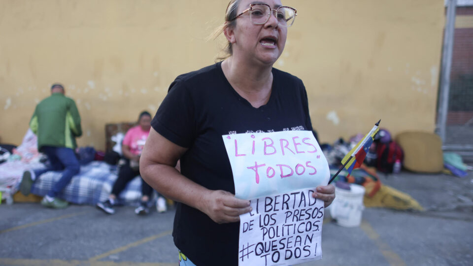 Policial acusado de “traição” morre sob custódia na Venezuela