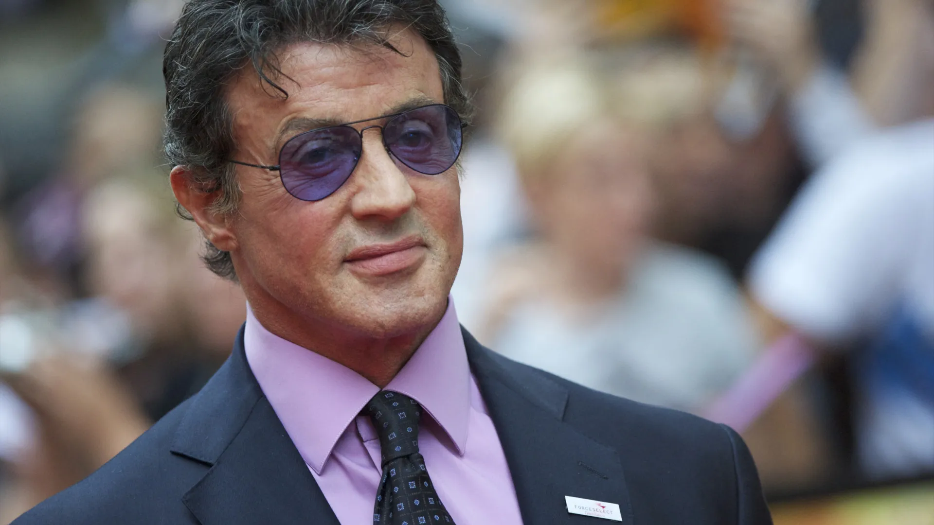 Sylvester Stallone termina livro sobre sua vida escrito inteiro à mão