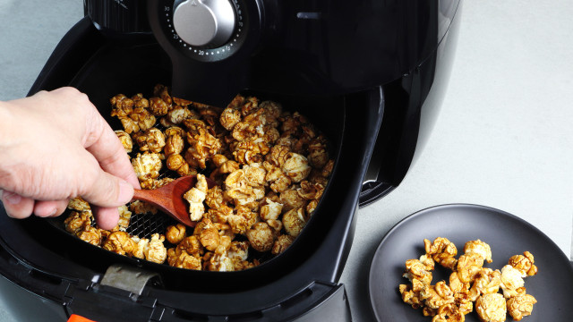Pipocas na air fryer? O melhor é não ter esta ideia! Veja os riscos