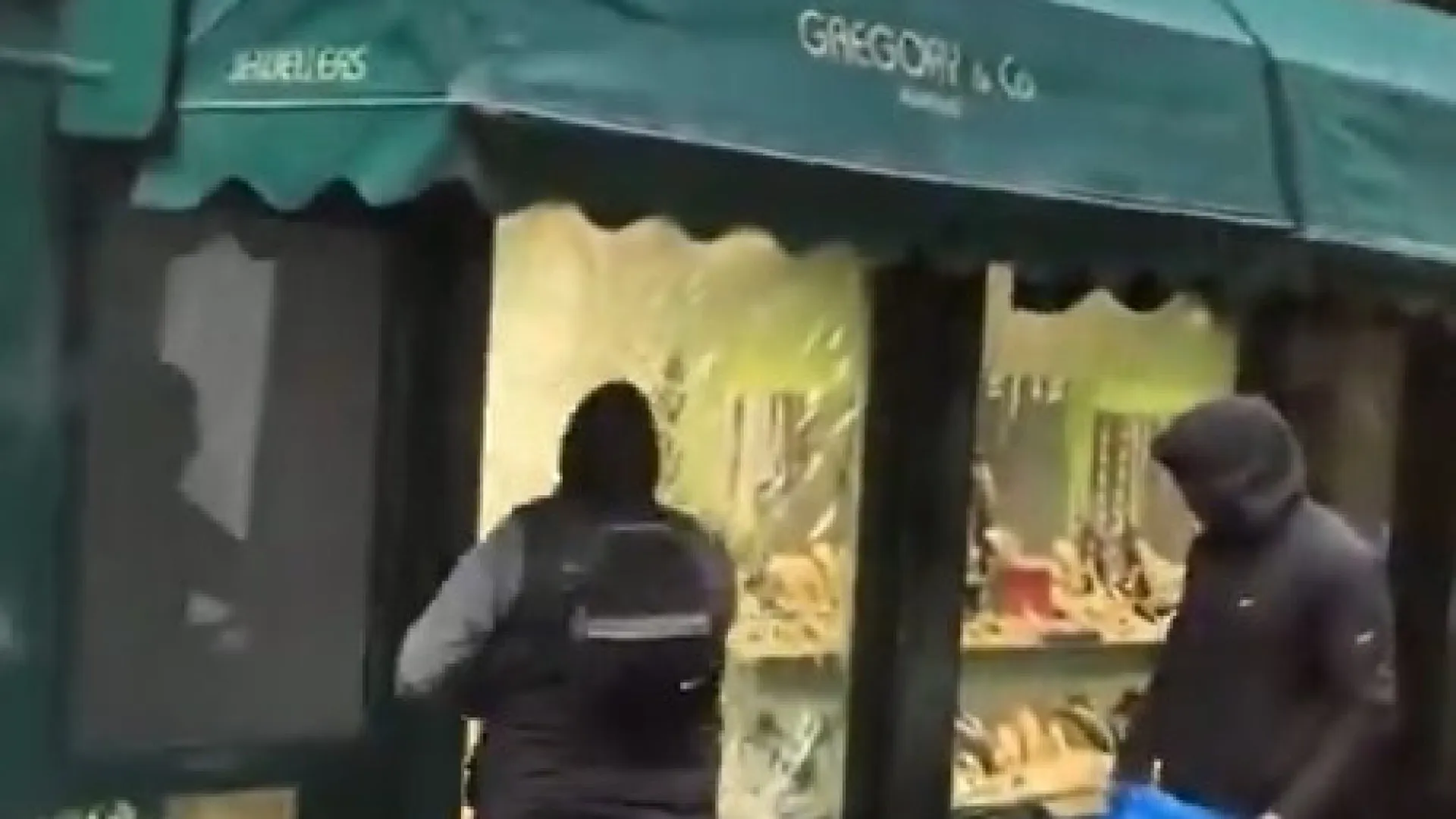 Dois homens assaltam joalheria em plena luz do dia em Londres; vídeo