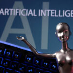 Figura metálica de robô com braço direito levantado em frente a teclado iluminado em azul. Ao fundo, texto