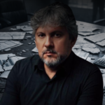 Especialista em tributação estratégica diante de documentos fiscais fragmentados, simbolizando o risco da inação do mercado contábil frente à Reforma Tributária.