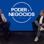 Tucco entrevista empresário no programa Poder e Negócios, exibido na Vivax TV, em estúdio com identidade visual azul e foco em jornalismo empresarial estratégico.