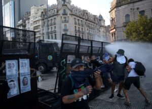 Protesto contra reforma trabalhista na Argentina termina em confronto entre policiais e manifestantes – CartaCapital