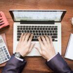 Com a obrigatoriedade da emissão de notas fiscais em diversas atividades econômicas, empresários e prestadores de serviços passaram a buscar soluções tecnológicas capazes de facilitar o cumprimento das exigências legais e reduzir a burocracia no dia a dia. Além de garantir conformidade fiscal, os sistemas digitais também contribuem para a organização financeira e o controle das operações empresariais.