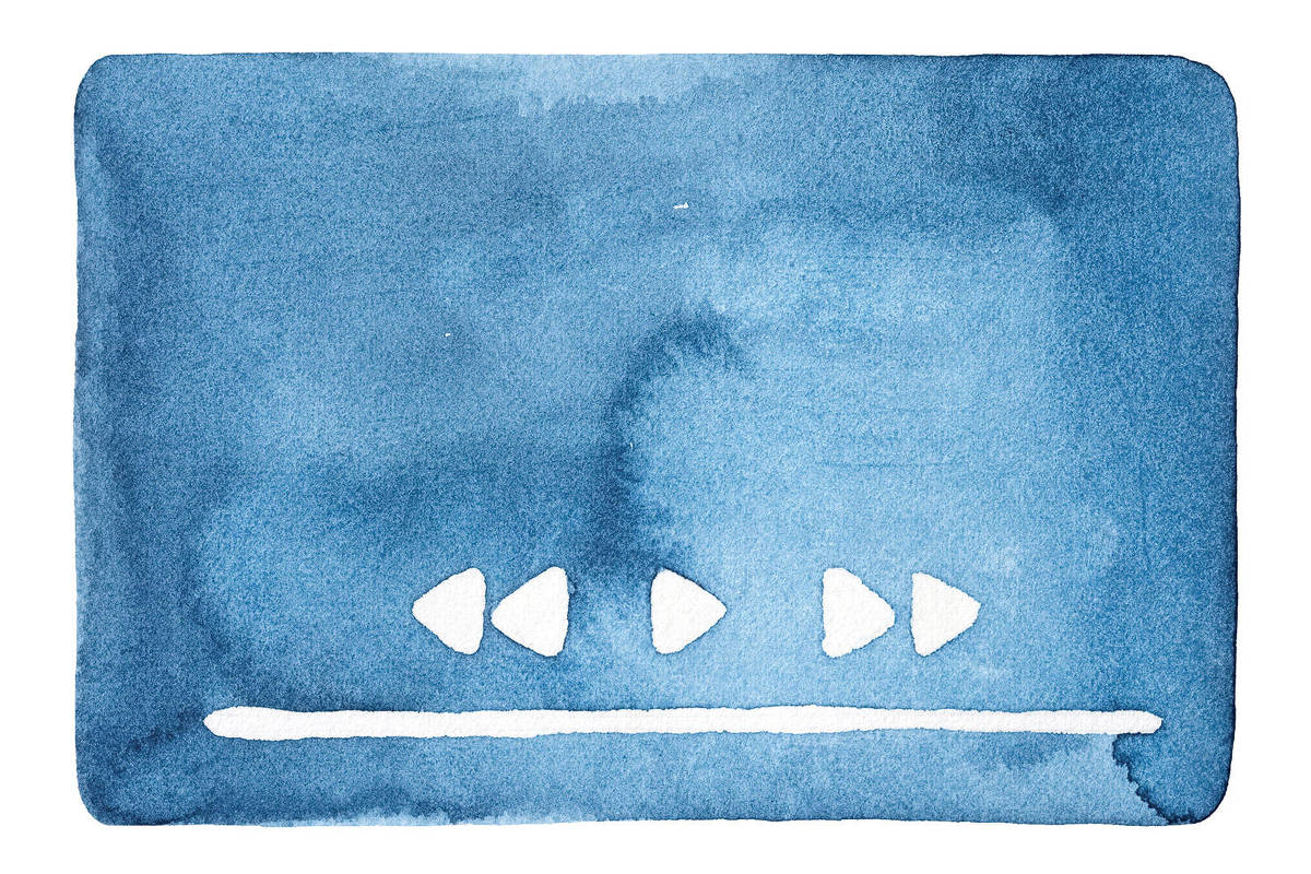 Ilustração em aquarela azul com ícones brancos de controle de mídia: dois triângulos para retroceder, um triângulo para reproduzir/pausar e dois triângulos para avançar, acima de uma barra de progresso.