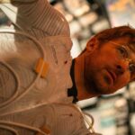 astronauta-em-nave-espacial-analisando-equipamentos-filme-devoradores-de-estrelas