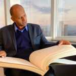 Wandemberg Marques mostrando a Bíblia manuscrita que escreveu à mão durante projeto de transcrição completa das Escrituras.