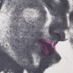 Retrato em close de um rosto masculino em tons de cinza, com textura granulada. Os lábios estão destacados em cor rosa vibrante, contrastando com o restante da imagem em preto e branco.