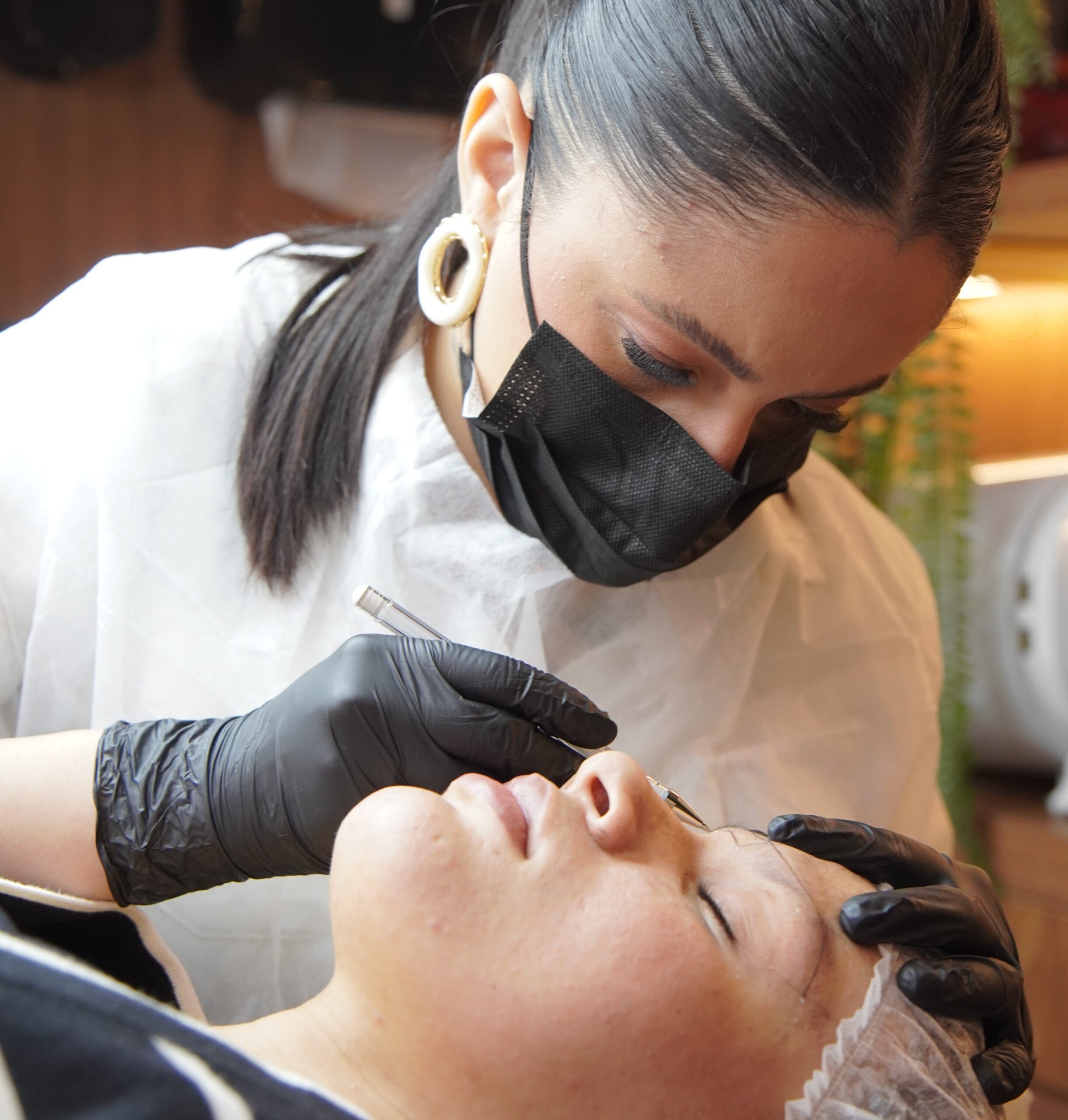 No competitivo setor da beleza e estética brasileira, poucos profissionais conseguem unir técnica apurada, sensibilidade artística e visão empreendedora com a mesma intensidade de Bianca Batista. Fundadora da Biavelle Clinic, ela é hoje uma das especialistas mais requisitadas em micropigmentação e procedimentos de naturalidade facial no país, referência para colegas de profissão e sinônimo de excelência para uma clientela que cresce a cada ano.