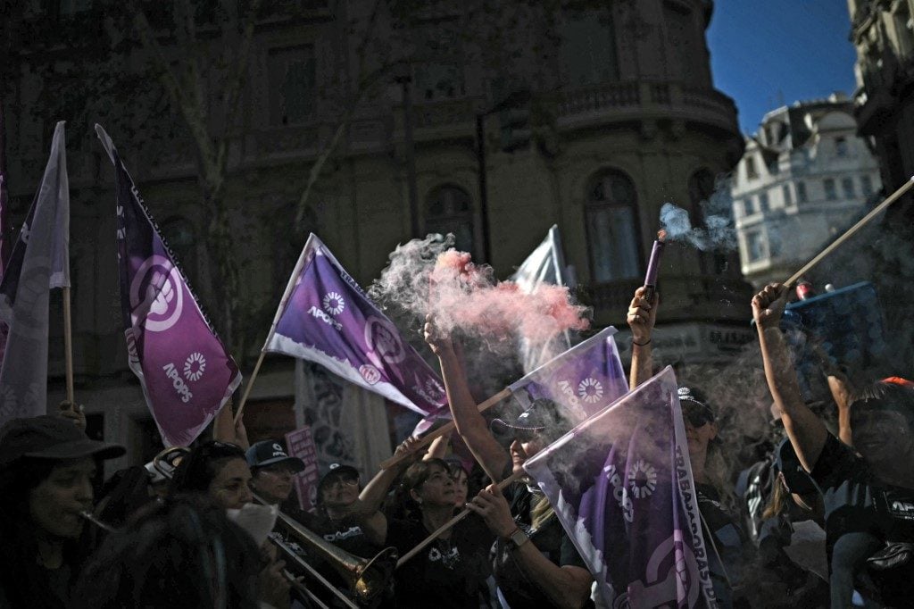 Milhares marcham contra ajuste de Milei na Argentina – CartaCapital