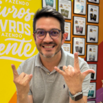 Marcelo Braga posa em um ambiente relacionado a eventos e produção de livros, reforçando a discussão sobre como experiências emocionais podem fortalecer o posicionamento e a lembrança de marca.