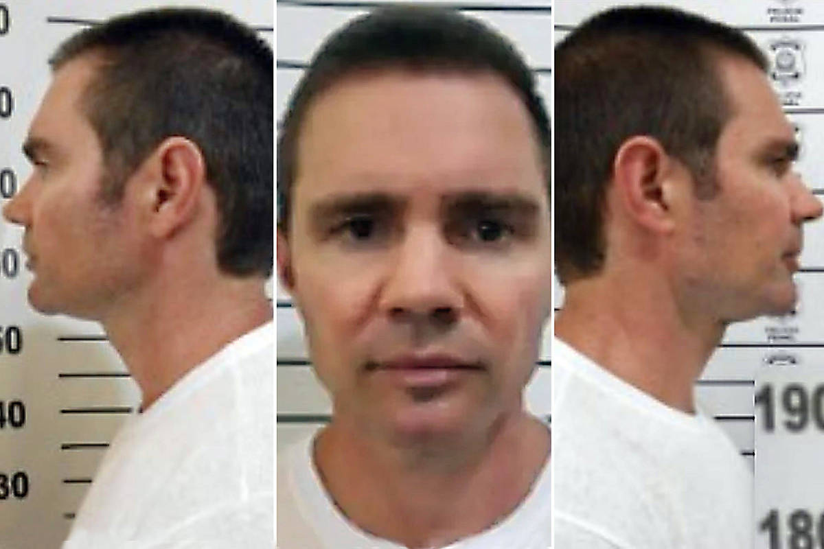 Três fotos lado a lado mostram um homem adulto com cabelo curto e escuro, vestindo camiseta branca. As imagens incluem perfil esquerdo, frente e perfil direito, com fundo branco e marcações de altura visíveis.