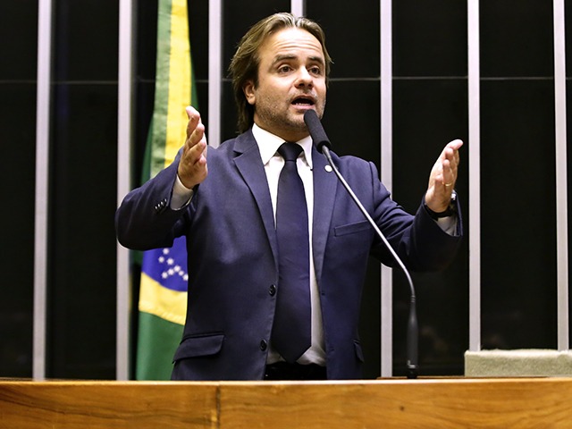 Na visão do deputado federal Eros Biondini (PL-MG), que tem atuado em pautas relacionadas à democratização e facilitação de crédito, incluindo o apoio a projetos de lei construídos com setores de fomento mercantil, apesar do aumento da inadimplência, o mercado de trabalho mineiro apresenta resultados positivos, o que pode impulsionar o acesso a recursos financeiros.