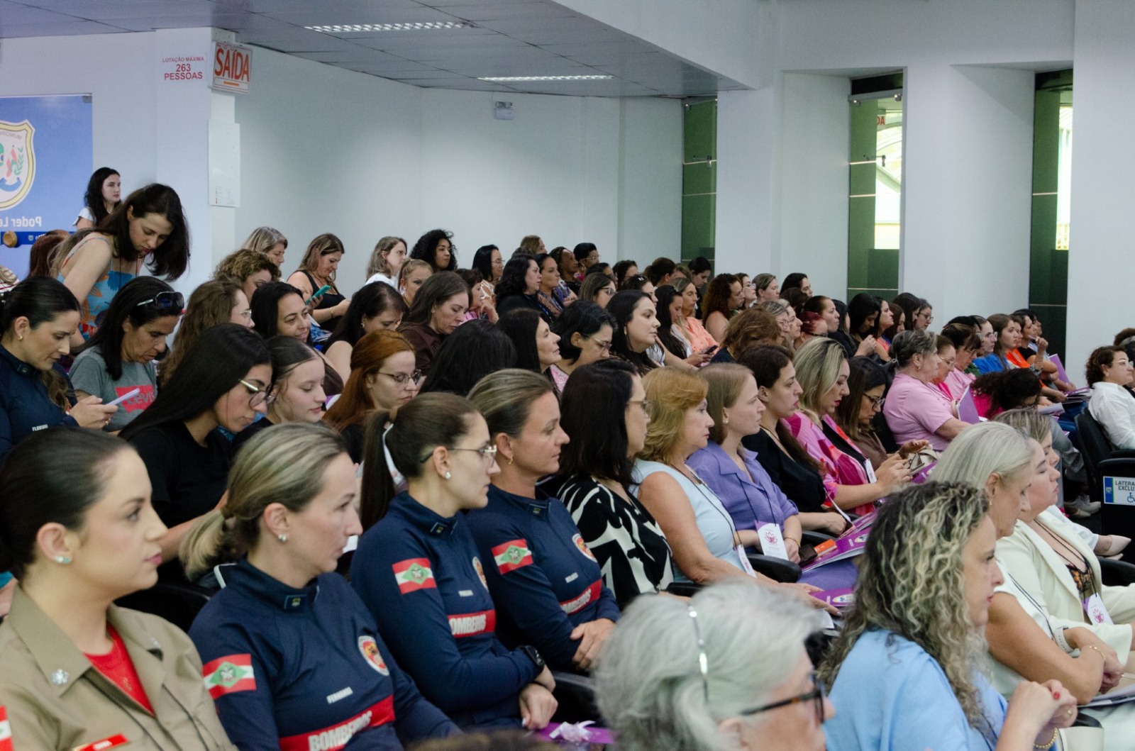 Com o Plenário Nereu Ramos da Câmara lotado, aconteceu na tarde desta sexta-feira (6) a primeira edição do Seminário da Procuradoria Especial da Mulher. Foram mais de 250 inscrições e muitas outras mulheres que marcaram presença além dos cadastros.