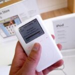 pessoa-segurando-ipod-original