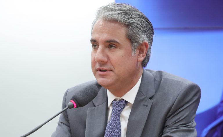 Deputado Fernando Monteiro fala ao microfone