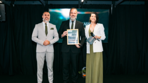 Fernando Freitas, Luiz Eduardo Zanotto e Bruna Grah no palco da Confraria dos Palcos durante momento de reconhecimento e posicionamento de autoridade
