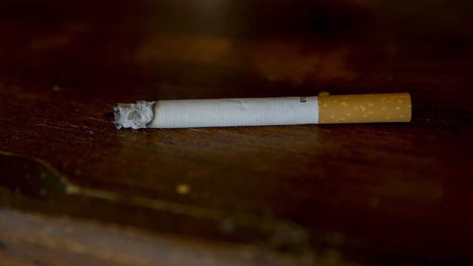 Governo eleva imposto do cigarro para compensar subsídios de combustíveis