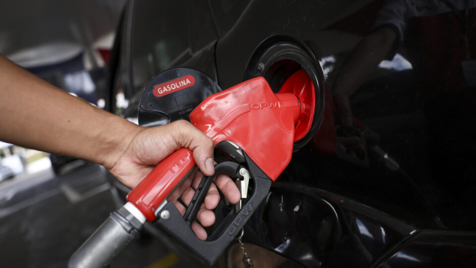 Governo publica MP e decretos para conter alta dos combustíveis