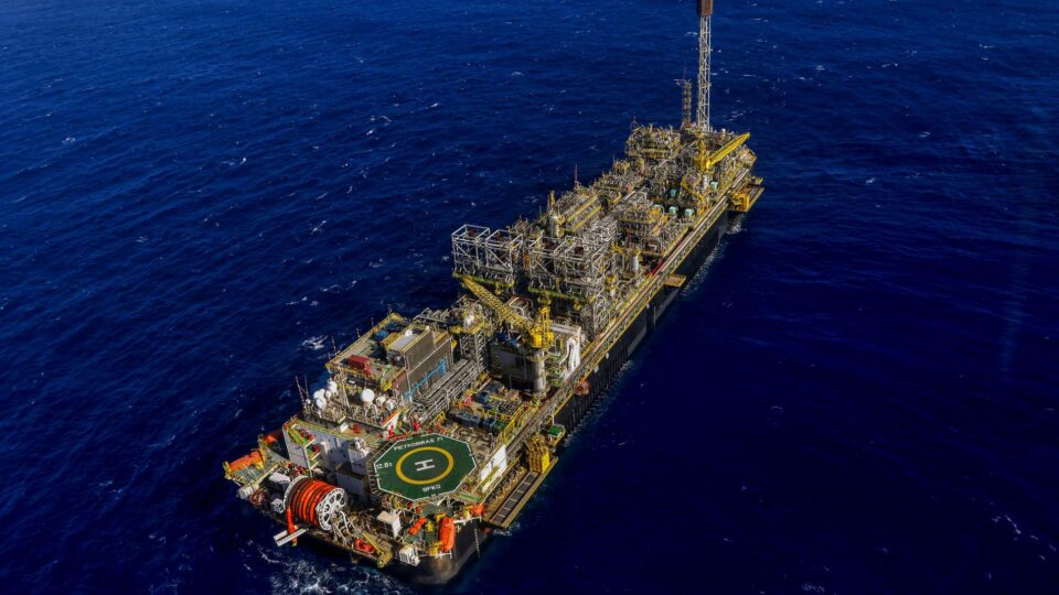 Justiça libera cobrança de imposto de 12% sobre exportação de petróleo