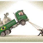 Ilustração, do Amarildo, em fundo claro mostra um caminhão verde fortemente inclinado para trás, como se estivesse empinado pelo excesso de peso na carroceria. Na cabine, um motorista de terno aparece assustado, com expressão de pânico. Sobre a carroceria, três grandes sacos pesados trazem os dizeres: Instituições frágeis, Regras instáveis e Alto custo estrutural. Na lateral do caminhão há uma bandeira do Brasil. Presas à dianteira do veículo, três cordas são puxadas por três homens pequenos, curvados pelo esforço, identificados como Estado, Sociedade e Mercado. Eles tentam arrastar o caminhão para frente, mas o peso dos sacos parece impedir o movimento. A cena usa exagero visual para representar dificuldade, sobrecarga e o esforço coletivo para mover um sistema travado.