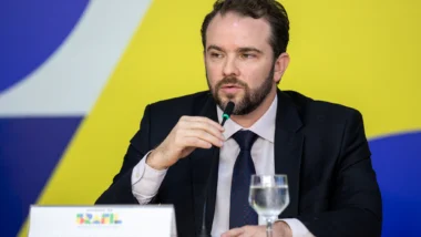 Desenrola 2.0 permitirá uso do FGTS para quitar dívidas, diz Durigan