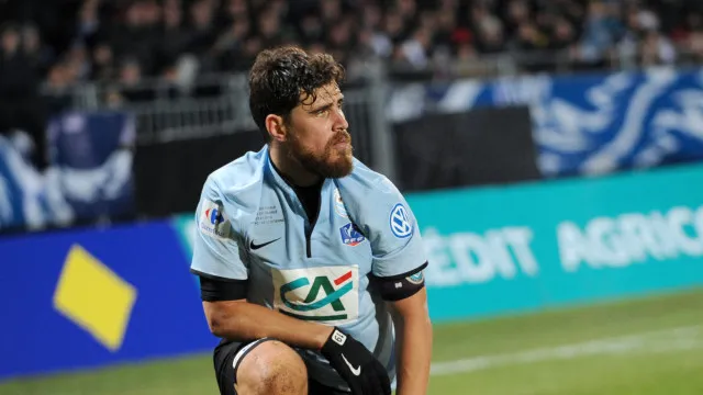 Ex-jogador sofre mal súbito e morre a caminho do estádio aos 43 anos