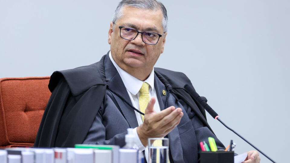 Flávio Dino proíbe governo de reter taxas da CVM