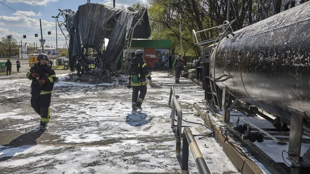 Pelo menos três mortos em ataques russos e Kiev bombardeia petroleiros